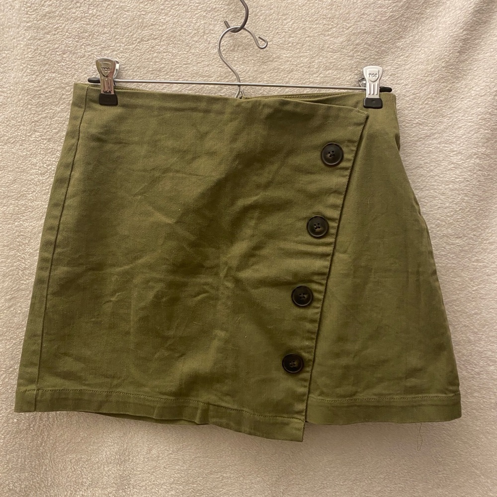 Asymmetrical green skirt. Francesca’s